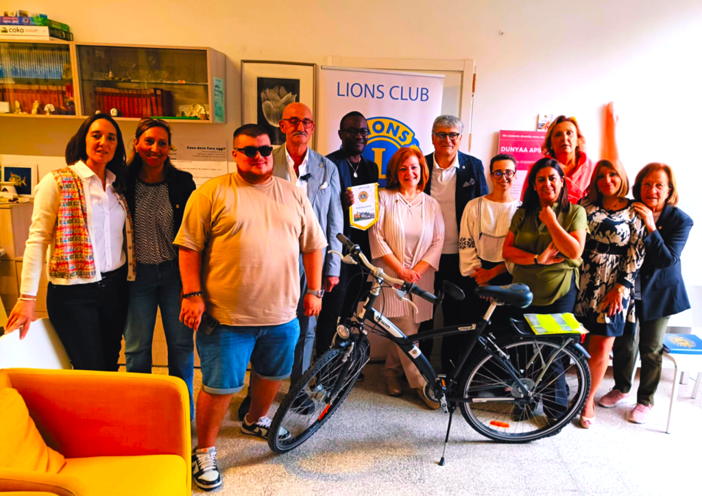 Lions Club Eboli Valle del Sele dona all’associazione Dunyaa una bici per i migranti